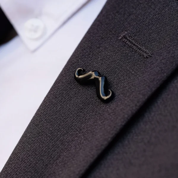 Warren Asher Broche « La Moustache » Noire 6