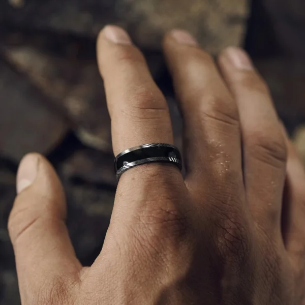 Lucleon Fortis | Bague En Acier Damas Gris Gunmetal Et Argent Avec Incrustation En Onyx – 7 Mm 4