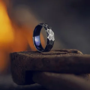 Lucleon Fortis | Anneau à Facettes En Acier Damas Gris Gunmetal Et Titane Bleu – 7 Mm 10
