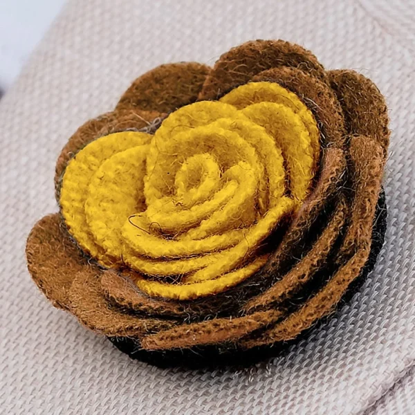 Warren Asher Boutonnière à Fleur Douce Marron Et Jaune 5