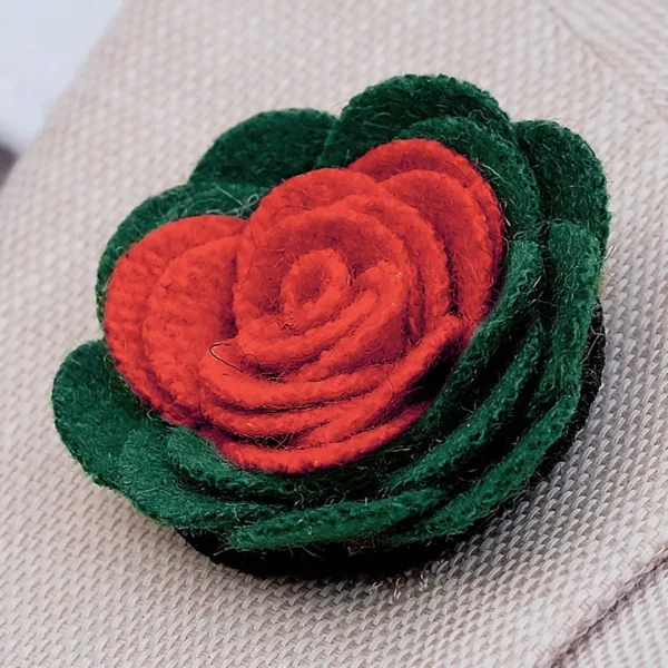 Warren Asher Boutonnière à Fleur Douce Vert Foncé Et Rouge 5