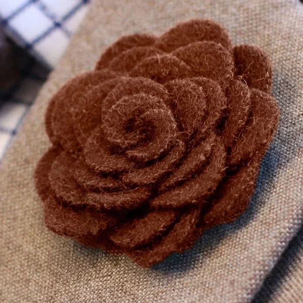 Warren Asher Boutonnière Rose Brune 7