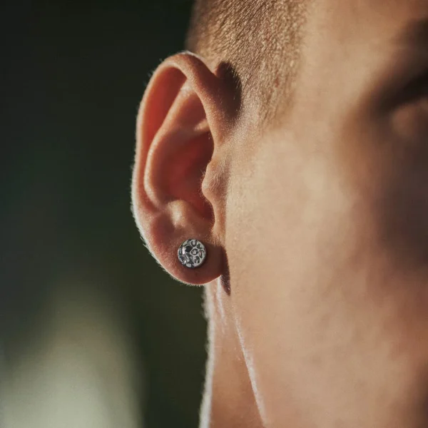 Arkai Orphic | Clou D’oreille En Acier Inoxydable Argenté à Finition Martelée Avec Zircone Noire – 8 Mm 3