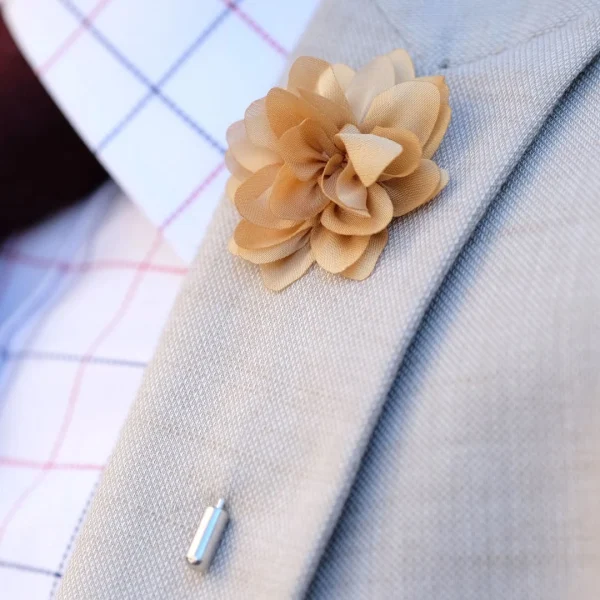 Warren Asher Boutonnière à Fleur De Pivoine Beige & Or 4