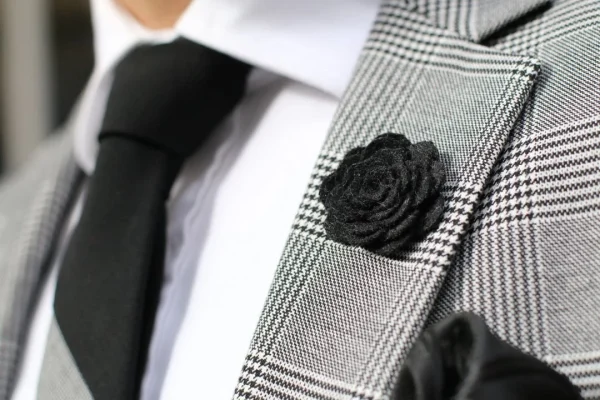 Warren Asher Boutonnière Rose Noire 4