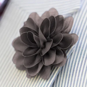 Warren Asher Boutonnière à Fleur Pivoine Couleur Charbon 14
