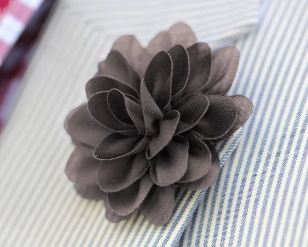 Warren Asher Boutonnière à Fleur Pivoine Couleur Charbon 5