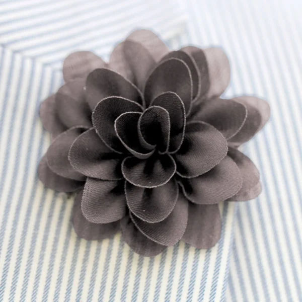 Warren Asher Boutonnière à Fleur Pivoine Couleur Charbon 4