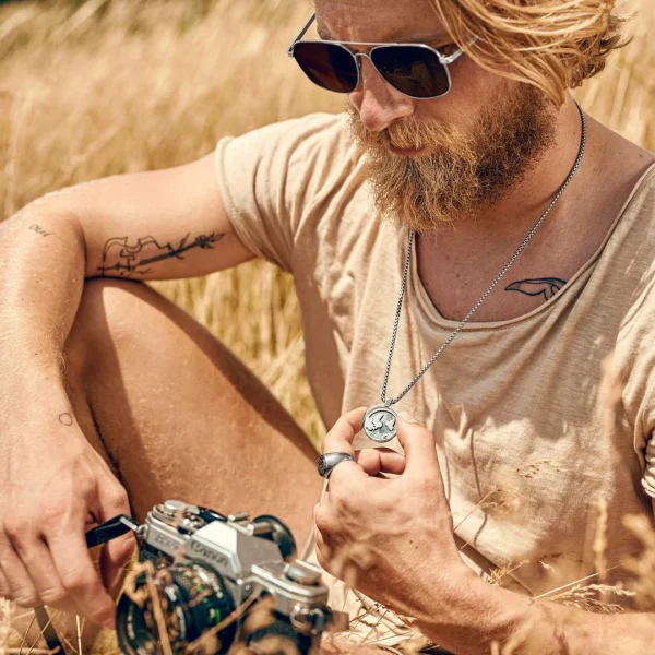 Arkai Atlas | Collier En Acier Inoxydable Argenté à Pendentif Rotatif Mappemonde En Azurite Et Malachite 4