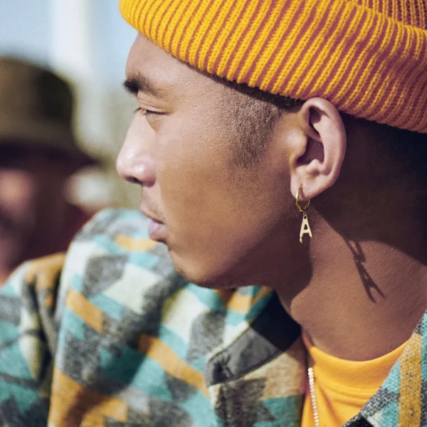 Otsu Fahrenheit | Boucle D’oreille Avec L’initiale A En Acier Doré 3