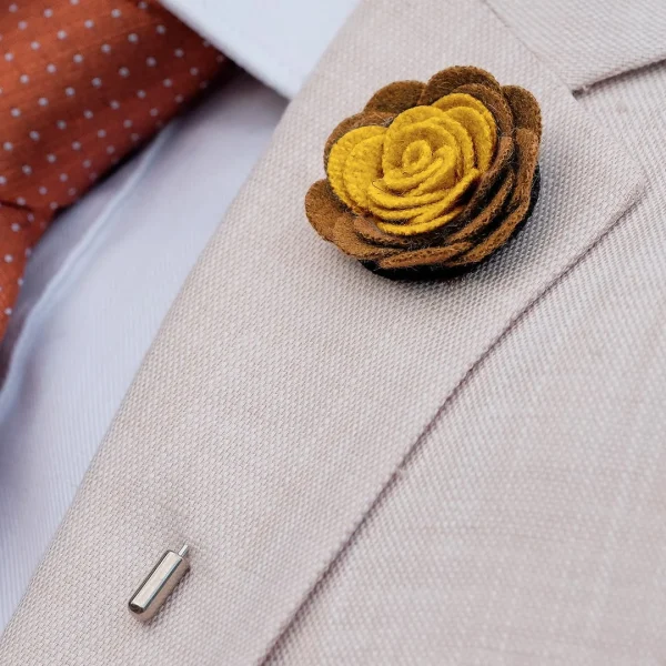 Warren Asher Boutonnière à Fleur Douce Marron Et Jaune 4