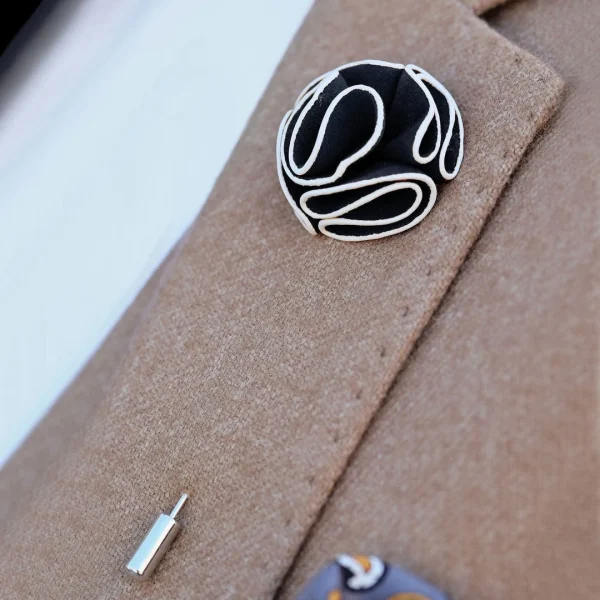 Warren Asher Boutonnière à Fleur Camélia Noire 4