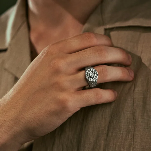 Arkai Orphic | Chevalière En Acier Inoxydable Argenté Martelé Avec Zircone Noire 3