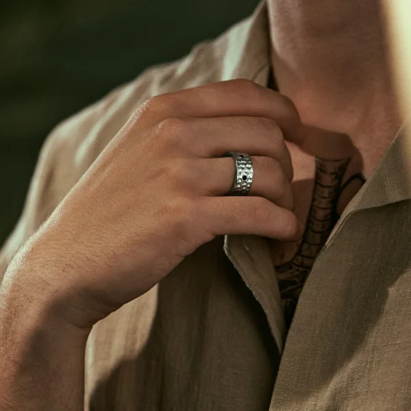 Arkai Orphic | Bague En Acier Inoxydable Argenté Martelé Avec Zircone Noire – 9 Mm 3