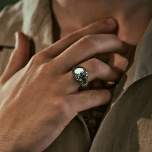 Arkai Orphic | Chevalière En Acier Inoxydable Argenté Avec Zircone Noire Et Motif Volcanique 10