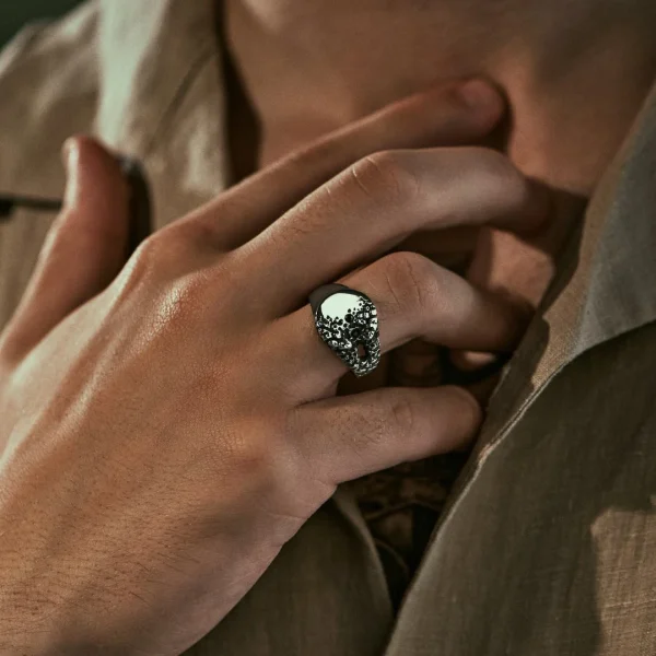 Arkai Orphic | Chevalière En Acier Inoxydable Argenté Avec Zircone Noire Et Motif Volcanique 3